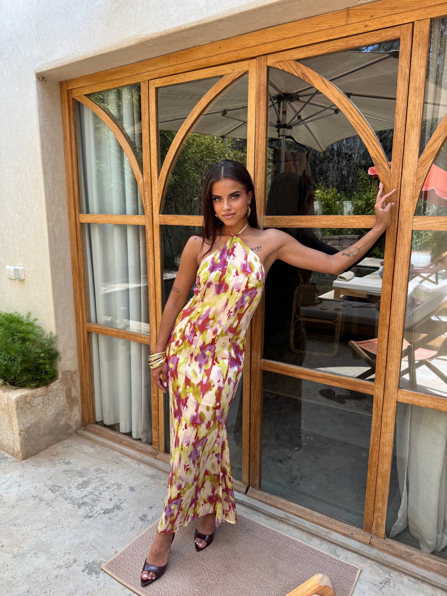 Amara – Vestido Maxi Halter con Estampado Floral Acuarela