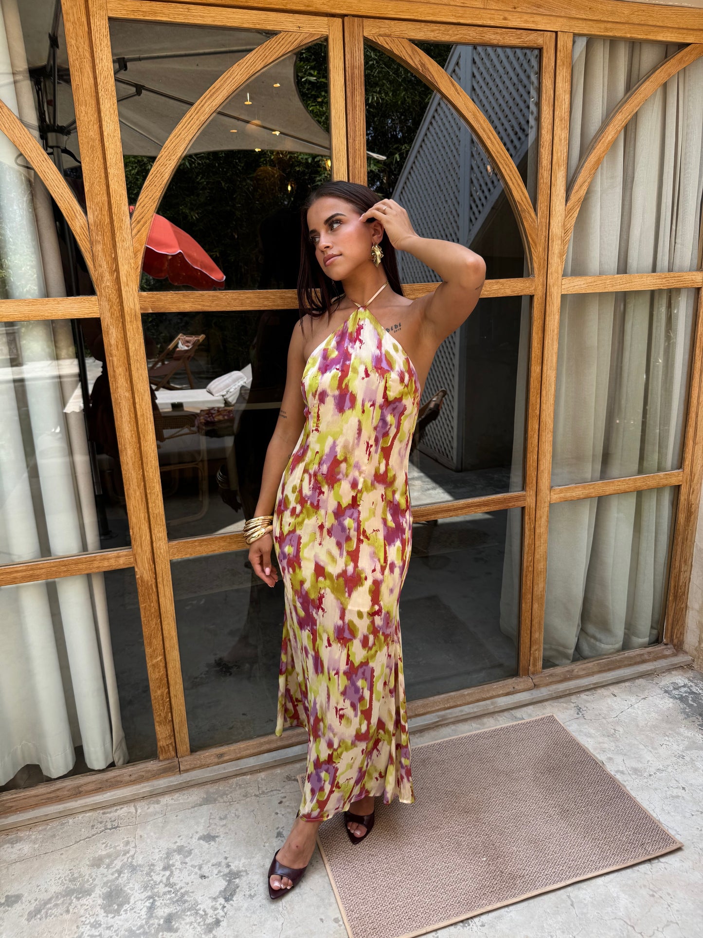 Amara – Vestido Maxi Halter con Estampado Floral Acuarela