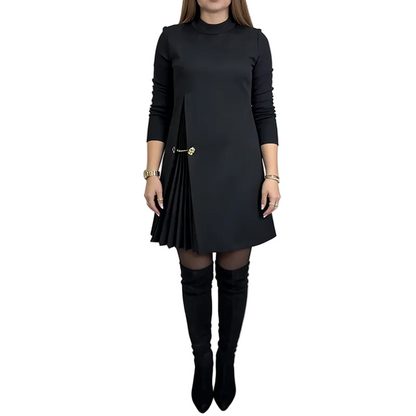 Vestido plisado con cadena dorada